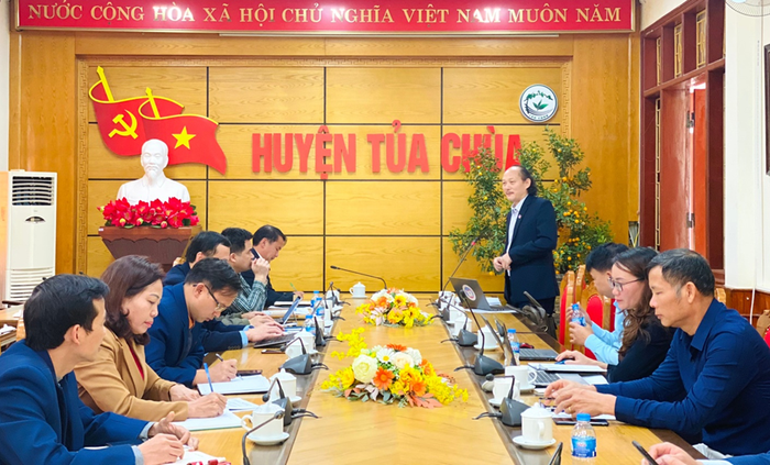 Ông Cù Huy Hoàn - Phó Giám đốc Sở Giáo dục và Đào tạo tỉnh Điện Biên phát biểu trong buổi làm việc tại huyện Tủa Chùa. Ảnh: Sở Giáo dục và Đào tạo cung cấp.