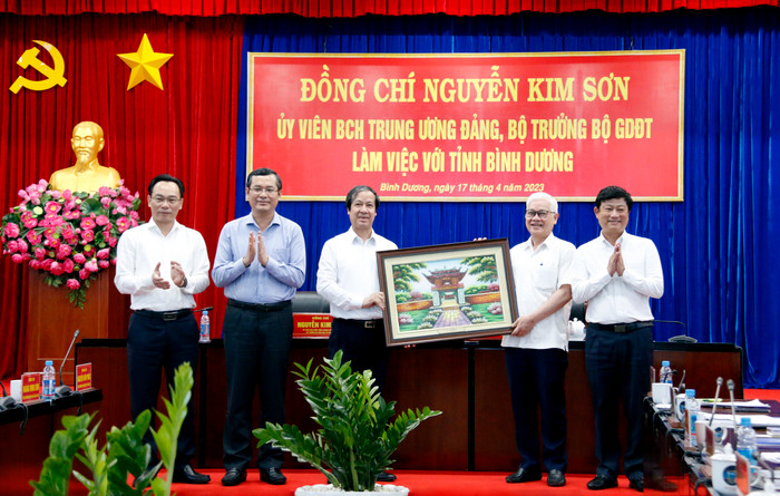 Bộ Giáo dục và Đào tạo tặng món quà kỷ niệm cho tỉnh Bình Dương. Bộ Giáo dục và Đào tạo tặng món quà kỷ niệm cho tỉnh Bình Dương.