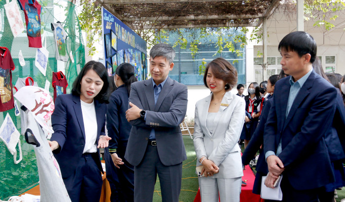 Các đại biểu tham quan các gian hàng. Các đại biểu tham quan các gian hàng.