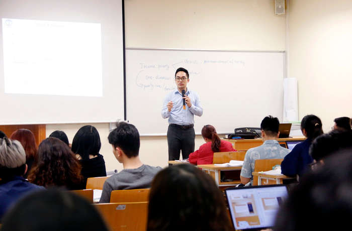 Bên cạnh việc đầu tư cơ sở vật chất thì cần quan tâm là đầu tư trực tiếp cho con người. Ảnh minh họa: Thủy Tiên. Bên cạnh việc đầu tư cơ sở vật chất thì cần quan tâm là đầu tư trực tiếp cho con người. Ảnh minh họa: Thủy Tiên.