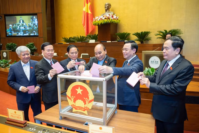Các đại biểu Quốc hội bỏ phiếu phê chuẩn bổ nhiệm 2 tân Phó Thủ tướng. Ảnh: xaydungchinhsach.chinhphu.vn.