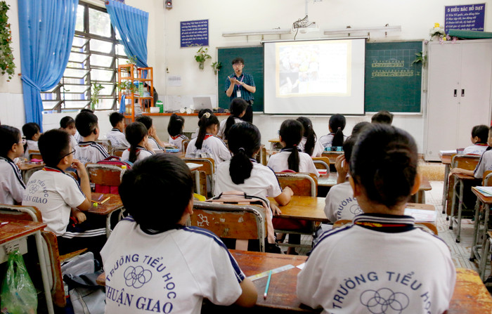 Thầy cô có thể vận dụng linh hoạt nhiều phương pháp truyền đạt kiến thức cho học sinh. Ảnh minh họa: M.T. Thầy cô có thể vận dụng linh hoạt nhiều phương pháp truyền đạt kiến thức cho học sinh. Ảnh minh họa: M.T.