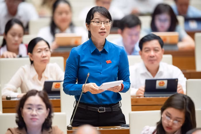 Đại biểu Trần Thị Diệu Thúy (đoàn thành phố Hồ Chí Minh) chất vấn trong sáng 6/6. Ảnh: quochoi.vn.