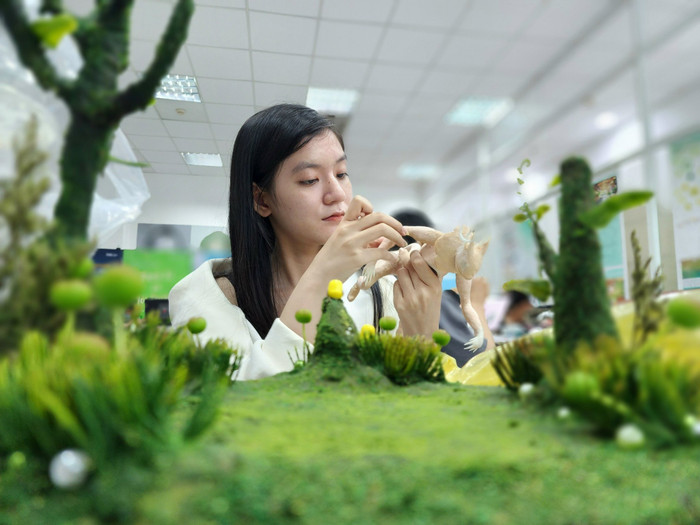 Sinh viên trong tiết thực hành môn Thiết kế sinh vật (Creature Design). Ảnh: NVCC.