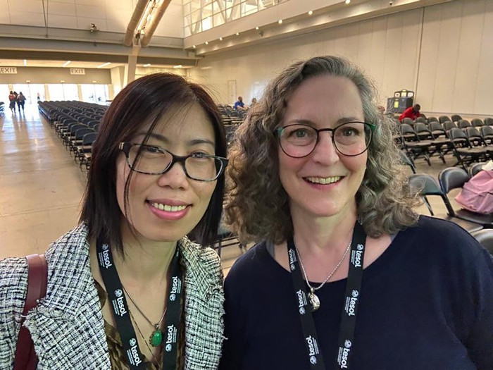 Tiến sĩ Phùng Thùy Linh (bên trái) và Tiến sĩ Joyce Kling, Chủ tịch của tổ chức TESOL International Association, tại hội thảo ở Pittsburgh, tháng 3 năm 2022. Ảnh: NVCC.
