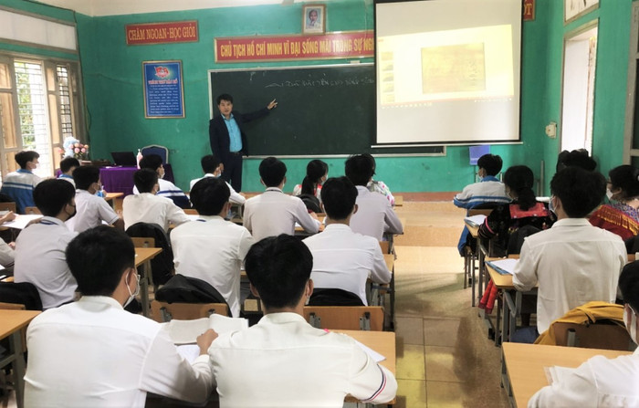 Hiệu trưởng Trường Phổ thông dân tộc nội trú Trung học phổ thông Nậm Pồ trực tiếp ôn tập cho học sinh. Ảnh: NVCC.