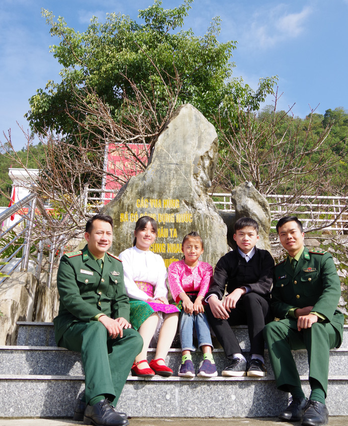 Năm nào cũng vậy, 3 chị em Thò Thị Dí, Thò Mí Và, Thò Thị Súa cũng thích được đón Tết ở đồn biên phòng cùng các bố nuôi. Ảnh: Đồn Biên phòng cung cấp.