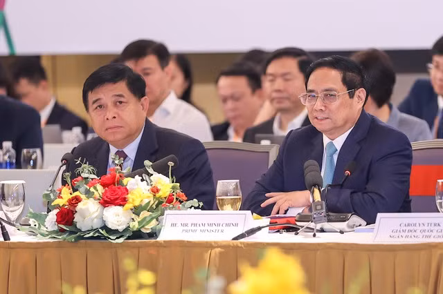 Chia sẻ với các đại biểu về các nền tảng phát triển của Việt Nam, Thủ tướng cho biết Việt Nam đang tập trung xây dựng Nhà nước pháp quyền xã hội chủ nghĩa, nền dân chủ xã hội chủ nghĩa, nền kinh tế thị trường định hướng xã hội chủ nghĩa. Quan điểm xuyên suốt là lấy con người làm trung tâm, làm chủ thể, là mục tiêu và là động lực, nguồn lực cho sự phát triển. Ảnh: VGP. Chia sẻ với các đại biểu về các nền tảng phát triển của Việt Nam, Thủ tướng cho biết Việt Nam đang tập trung xây dựng Nhà nước pháp quyền xã hội chủ nghĩa, nền dân chủ xã hội chủ nghĩa, nền kinh tế thị trường định hướng xã hội chủ nghĩa. Quan điểm xuyên suốt là lấy con người làm trung tâm, làm chủ thể, là mục tiêu và là động lực, nguồn lực cho sự phát triển. Ảnh: VGP.