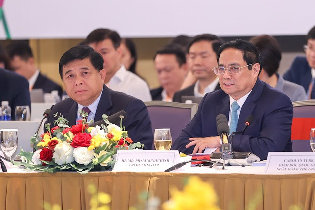 Chia sẻ với các đại biểu về các nền tảng phát triển của Việt Nam, Thủ tướng cho biết Việt Nam đang tập trung xây dựng Nhà nước pháp quyền xã hội chủ nghĩa, nền dân chủ xã hội chủ nghĩa, nền kinh tế thị trường định hướng xã hội chủ nghĩa. Quan điểm xuyên suốt là lấy con người làm trung tâm, làm chủ thể, là mục tiêu và là động lực, nguồn lực cho sự phát triển. Ảnh: VGP. Chia sẻ với các đại biểu về các nền tảng phát triển của Việt Nam, Thủ tướng cho biết Việt Nam đang tập trung xây dựng Nhà nước pháp quyền xã hội chủ nghĩa, nền dân chủ xã hội chủ nghĩa, nền kinh tế thị trường định hướng xã hội chủ nghĩa. Quan điểm xuyên suốt là lấy con người làm trung tâm, làm chủ thể, là mục tiêu và là động lực, nguồn lực cho sự phát triển. Ảnh: VGP.