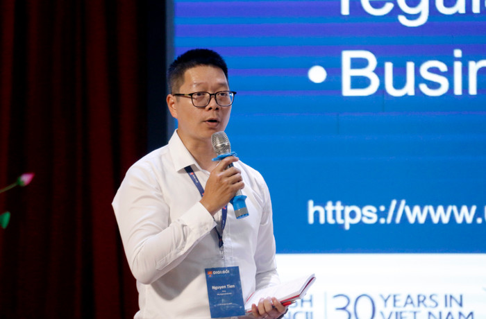 Phó Giáo sư, Tiến sĩ Nguyễn Tiến Đông điều phối các ý kiến thảo luận, chia sẻ. Phó Giáo sư, Tiến sĩ Nguyễn Tiến Đông điều phối các ý kiến thảo luận, chia sẻ.