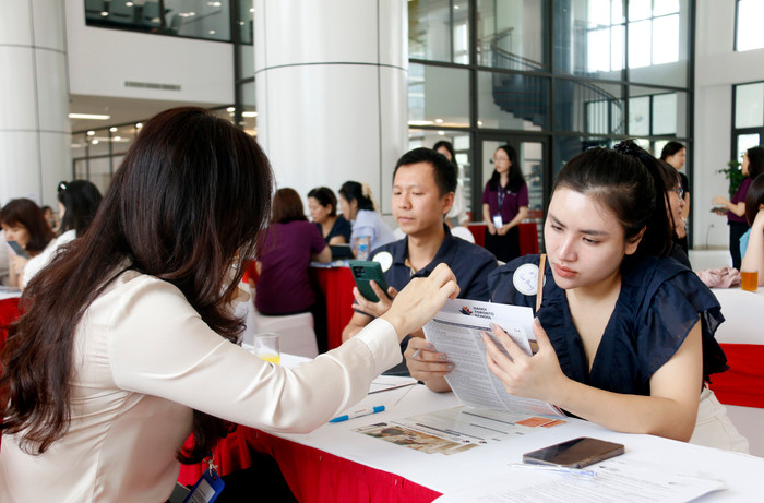 Chị Vũ Ngọc Trang quyết định đăng ký nhập học cho con ngay sau khi tham quan cơ sở vật chất và lắng nghe tư vấn. Chị Vũ Ngọc Trang quyết định đăng ký nhập học cho con ngay sau khi tham quan cơ sở vật chất và lắng nghe tư vấn.