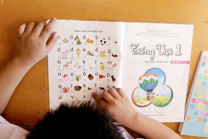 Chương trình giáo dục phổ thông 2018 đã làm một cuộc cách mạng lớn khi coi sách giáo khoa chỉ là học liệu. Chương trình mới là căn cứ. Ảnh minh họa: M.T. Chương trình giáo dục phổ thông 2018 đã làm một cuộc cách mạng lớn khi coi sách giáo khoa chỉ là học liệu. Chương trình mới là căn cứ. Ảnh minh họa: M.T.