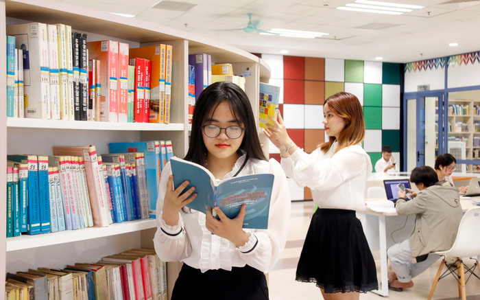 Với cơ chế tự chủ tài chính, buộc các trường đại học phải tăng học phí và giá các dịch vụ khác, làm cho chi phí phải nộp của sinh viên, nhiều trường đại học trong nước chi phí ngang bằng với một số cơ sở giáo dục đại học tại nước ngoài. Ảnh minh họa: Thủy Tiên. Với cơ chế tự chủ tài chính, buộc các trường đại học phải tăng học phí và giá các dịch vụ khác, làm cho chi phí phải nộp của sinh viên, nhiều trường đại học trong nước chi phí ngang bằng với một số cơ sở giáo dục đại học tại nước ngoài. Ảnh minh họa: Thủy Tiên.