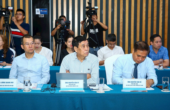 Ông Nguyễn Văn Vẻ - Phó Chủ tịch Hội Nước sạch và Môi trường Việt Nam (bên phải); Ông Nguyễn Văn Vy - Phó Chủ tịch Hiệp hội Năng lượng Tái tạo (ở giữa); Ông Lương Quang Huy - Trưởng phòng Giảm nhẹ phát thải khí nhà kính và bảo vệ tầng ô zôn, Cục Biến đổi khí hậu, Bộ Tài nguyên và Môi trường (bên trái). Ông Nguyễn Văn Vẻ - Phó Chủ tịch Hội Nước sạch và Môi trường Việt Nam (bên phải); Ông Nguyễn Văn Vy - Phó Chủ tịch Hiệp hội Năng lượng Tái tạo (ở giữa); Ông Lương Quang Huy - Trưởng phòng Giảm nhẹ phát thải khí nhà kính và bảo vệ tầng ô zôn, Cục Biến đổi khí hậu, Bộ Tài nguyên và Môi trường (bên trái).