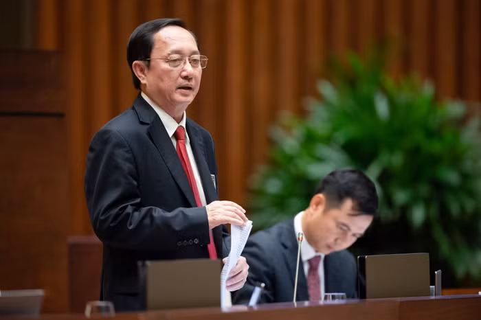 Bộ trưởng Bộ Khoa học và Công nghệ Huỳnh Thành Đạt trả lời chất vấn. Ảnh: quochoi.vn.