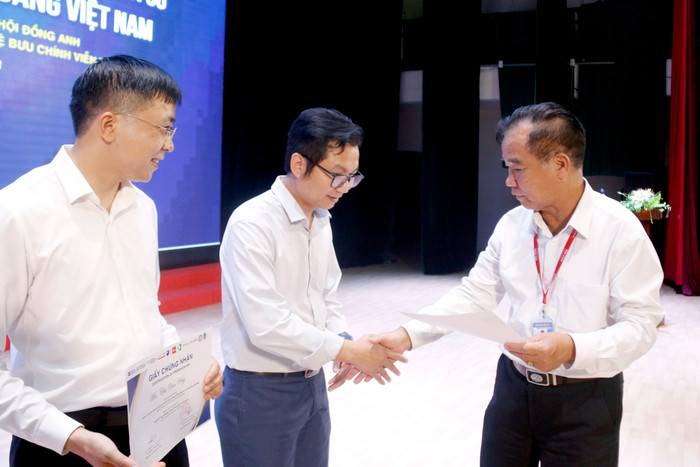 Ông Phạm Ngọc Lan - Trưởng ban Công tác Hội viên (Hiệp hội Các trường đại học, cao đẳng Việt Nam) trao giấy chứng nhận cho các diễn giả tham gia chia sẻ trực tiếp tại hội thảo. Ông Phạm Ngọc Lan - Trưởng ban Công tác Hội viên (Hiệp hội Các trường đại học, cao đẳng Việt Nam) trao giấy chứng nhận cho các diễn giả tham gia chia sẻ trực tiếp tại hội thảo.