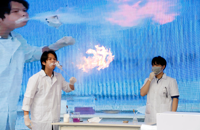 Một phần trình diễn của học sinh Trường Trung học cơ sở Dịch Vọng Hậu (Cầu Giấy). Một phần trình diễn của học sinh Trường Trung học cơ sở Dịch Vọng Hậu (Cầu Giấy).