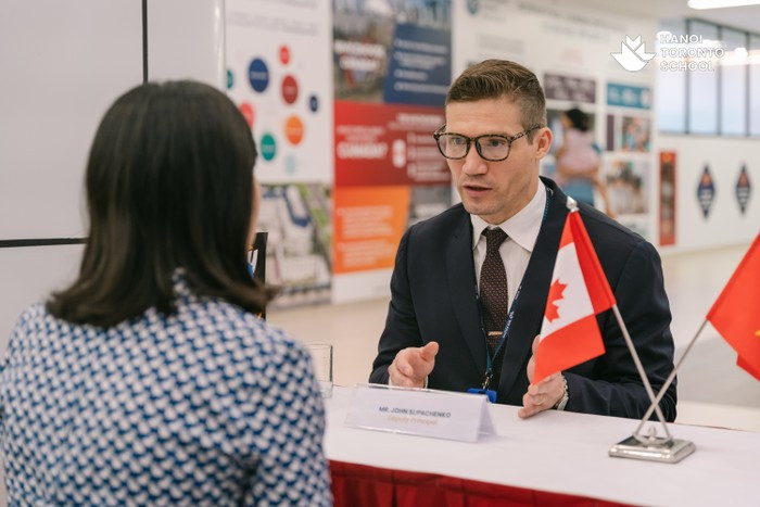 Thầy John Slipachenko - Phó Hiệu trưởng Trường Hà Nội Toronto tư vấn cho phụ huynh. Ảnh: NTCC. Thầy John Slipachenko - Phó Hiệu trưởng Trường Hà Nội Toronto tư vấn cho phụ huynh. Ảnh: NTCC.