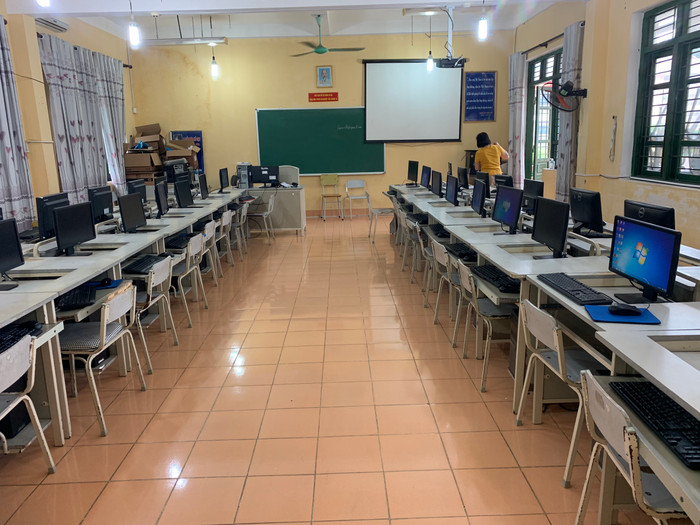 Trường Trung học cơ sở Bắc Kạn bảo dưỡng phòng máy học Tin học. Ảnh: NVCC.