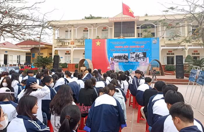 Trường Trung học phổ thông Đức Hợp kết hợp với Bảo tàng Hưng Yên tổ chức trưng bày và giới thiệu lưu động với chủ đề Giáo dục Hưng Yên xưa và nay. Ảnh: hungyen.edu.vn. Trường Trung học phổ thông Đức Hợp kết hợp với Bảo tàng Hưng Yên tổ chức trưng bày và giới thiệu lưu động với chủ đề Giáo dục Hưng Yên xưa và nay. Ảnh: hungyen.edu.vn.