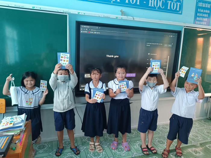 Từ các tiết học tìm hiểu về Internet và đạo đức, pháp luật, văn hóa trong môi trường số, lồng ghép kỹ năng an toàn trên không gian mạng và các nền tảng mạng xã hội cho học sinh (Chương trình Tư duy thời đại số). Từ các tiết học tìm hiểu về Internet và đạo đức, pháp luật, văn hóa trong môi trường số, lồng ghép kỹ năng an toàn trên không gian mạng và các nền tảng mạng xã hội cho học sinh (Chương trình Tư duy thời đại số).