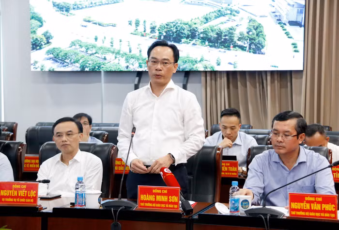 Thứ trưởng Hoàng Minh Sơn cho rằng, Bình Dương cần phải đặt mục tiêu lớn hơn để làm sao dịch chuyển nguồn nhân lực chất lượng cao.