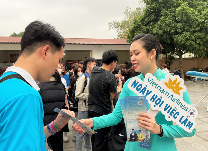 Tư vấn việc làm tại ngày hội.