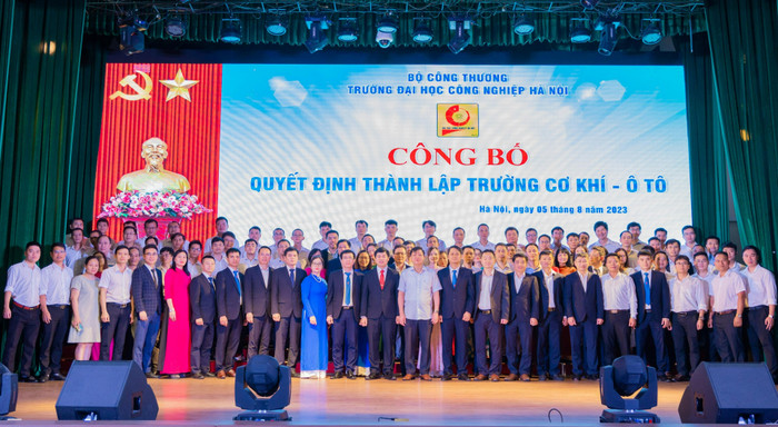 Cán bộ viên chức Trường Cơ khí - Ô tô, thuộc Trường Đại học Công nghiệp Hà Nội quyết tâm gìn giữ truyền thống, đổi mới, sáng tạo, trở thành địa chỉ uy tín, chất lượng cao trong đào tạo lĩnh vực cơ khí, ô tô. Ảnh: Nhà trường cung cấp. Cán bộ viên chức Trường Cơ khí - Ô tô, thuộc Trường Đại học Công nghiệp Hà Nội quyết tâm gìn giữ truyền thống, đổi mới, sáng tạo, trở thành địa chỉ uy tín, chất lượng cao trong đào tạo lĩnh vực cơ khí, ô tô. Ảnh: Nhà trường cung cấp.