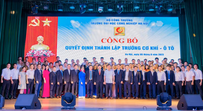 Cán bộ viên chức Trường Cơ khí - Ô tô, thuộc Trường Đại học Công nghiệp Hà Nội quyết tâm gìn giữ truyền thống, đổi mới, sáng tạo, trở thành địa chỉ uy tín, chất lượng cao trong đào tạo lĩnh vực cơ khí, ô tô. Ảnh: Nhà trường cung cấp.