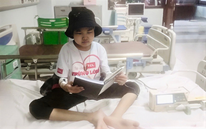 Khát khao được đi học, Luân mang theo cả sách vở vào viện, tranh thủ học từ bài giảng của thầy cô và các bạn gửi qua điện thoại. Ảnh: NVCC. Khát khao được đi học, Luân mang theo cả sách vở vào viện, tranh thủ học từ bài giảng của thầy cô và các bạn gửi qua điện thoại. Ảnh: NVCC.