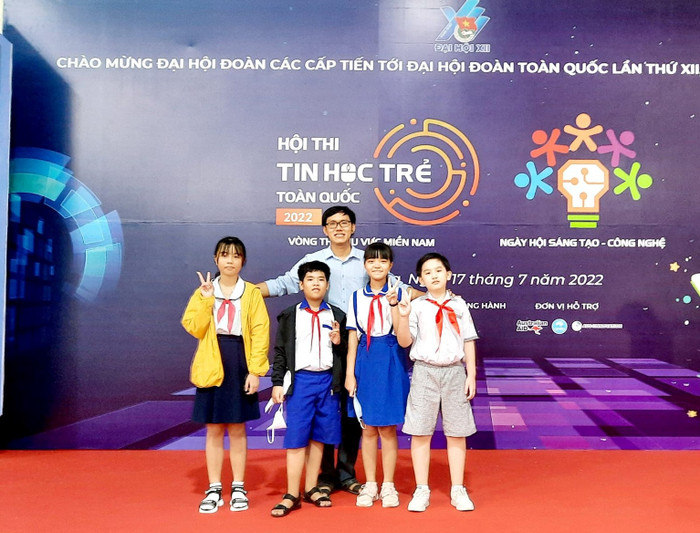 Thầy Nguyễn Nhật Linh - giáo viên Tin học (Trường Tiểu học Ngan Dừa, huyện Hồng Dân, tỉnh Bạc Liêu) cùng học sinh. Ảnh: NVCC. Thầy Nguyễn Nhật Linh - giáo viên Tin học (Trường Tiểu học Ngan Dừa, huyện Hồng Dân, tỉnh Bạc Liêu) cùng học sinh. Ảnh: NVCC.