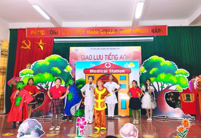 Giao lưu tiếng Anh cấp tiểu học tại Bắc Kạn. Ảnh: baobackan.com.vn. Giao lưu tiếng Anh cấp tiểu học tại Bắc Kạn. Ảnh: baobackan.com.vn.