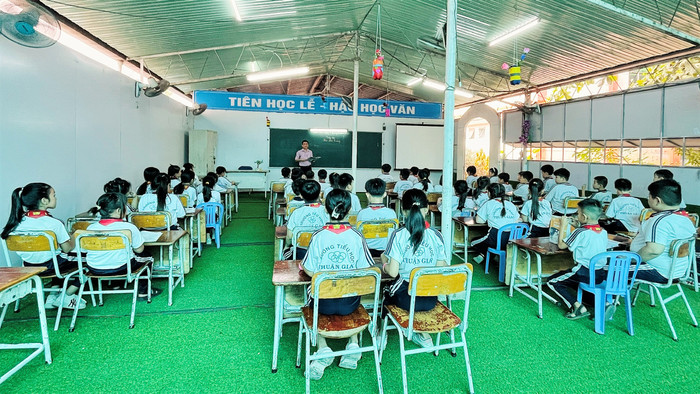 Giáo viên được tăng phụ cấp, tăng thu nhập, sẽ không phải bươn chải kiếm thêm thu nhập, sẽ yêu nghề hơn. Ảnh minh họa: Ngân Chi.