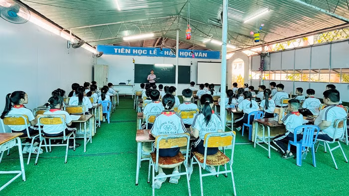 Giáo viên được tăng phụ cấp, tăng thu nhập, sẽ không phải bươn chải kiếm thêm thu nhập, sẽ yêu nghề hơn. Ảnh minh họa: Ngân Chi.