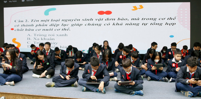 Cuộc thi Đấu trường STEAM, mỗi học sinh sử dụng thiết bị thông minh để trả lời 10 câu hỏi trắc nghiệm, thời gian mỗi câu là 30 giây. Cuộc thi Đấu trường STEAM, mỗi học sinh sử dụng thiết bị thông minh để trả lời 10 câu hỏi trắc nghiệm, thời gian mỗi câu là 30 giây.