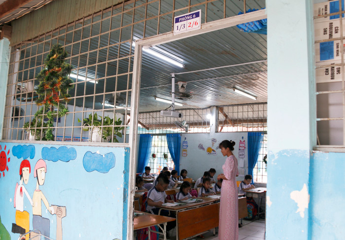 Mỗi phòng học tại Trường Tiểu học Thuận Giao 3 được chia 2 ca sáng - chiều cho 2 lớp học khác nhau. Ảnh: Mộc Trà. Mỗi phòng học tại Trường Tiểu học Thuận Giao 3 được chia 2 ca sáng - chiều cho 2 lớp học khác nhau. Ảnh: Mộc Trà.