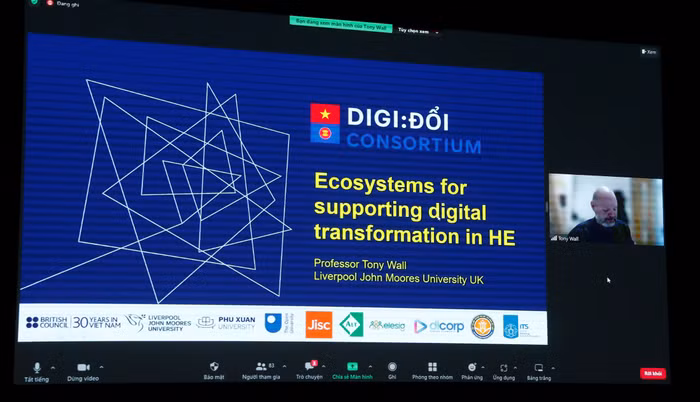 Giáo sư Tony Wall - Đại học LJMU, Trưởng dự án “Digi:Đổi” chia sẻ trực tuyến.
