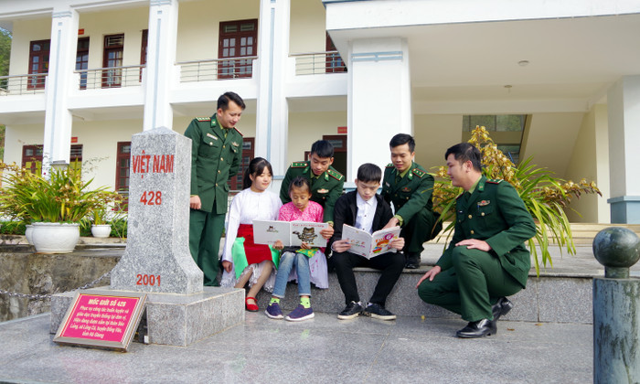 Mỗi dịp được nghỉ, cả 3 chị em lại cùng nhau quây quần bên các bố nuôi. Ảnh: Đồn Biên phòng cung cấp.