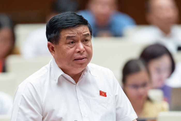 Bộ trưởng Bộ Kế hoạch và Đầu tư Nguyễn Chí Dũng giải trình, làm rõ một số vấn đề về khoa học, công nghệ. Ảnh: quochoi.vn.