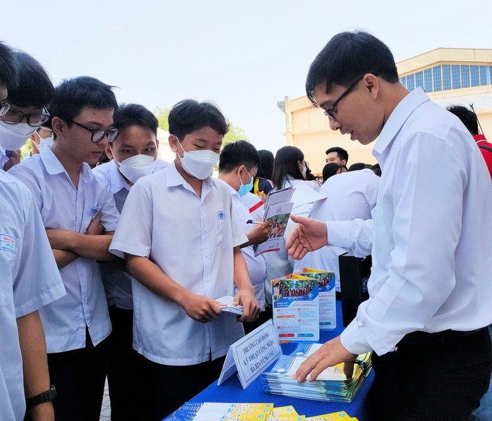 Trường Cao đẳng Kỹ thuật Công nghệ Bà Rịa - Vũng Tàu tư vấn định hướng nghề nghiệp cho học sinh phổ thông. Ảnh: NVCC. Trường Cao đẳng Kỹ thuật Công nghệ Bà Rịa - Vũng Tàu tư vấn định hướng nghề nghiệp cho học sinh phổ thông. Ảnh: NVCC.