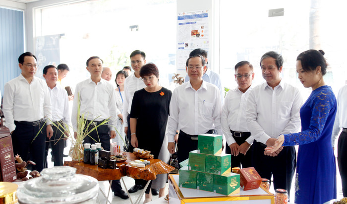 Bộ trưởng Nguyễn Kim Sơn và đoàn công tác Bộ Giáo dục và Đào tạo đã có chuyến thăm và làm việc với Trường Đại học Thủ Dầu Một.