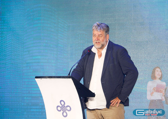 Ông Frank Stein - Tổng Giám đốc Công ty WBS Training Schwerin cho biết: WBS Training cam kết cùng Cen Land trong việc chia sẻ vô vàn cơ hội học tập và làm việc tốt nhất, đa dạng nhất cho những bạn trẻ có ước mơ được sống, học tập và làm việc tại Cộng hòa liên bang Đức các nước châu Âu. Ông Frank Stein - Tổng Giám đốc Công ty WBS Training Schwerin cho biết: WBS Training cam kết cùng Cen Land trong việc chia sẻ vô vàn cơ hội học tập và làm việc tốt nhất, đa dạng nhất cho những bạn trẻ có ước mơ được sống, học tập và làm việc tại Cộng hòa liên bang Đức các nước châu Âu.