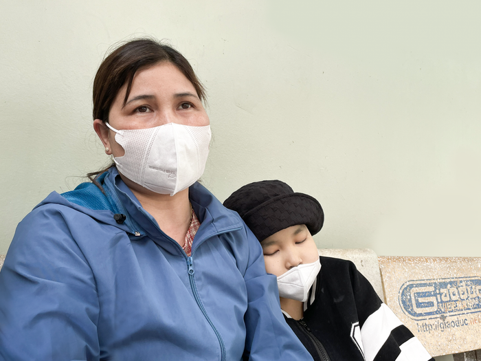 Cậu bé Lê Bá Luân tựa vào vai mẹ - chị Trương Thị Ngọc. Ảnh: Mộc Trà. Cậu bé Lê Bá Luân tựa vào vai mẹ - chị Trương Thị Ngọc. Ảnh: Mộc Trà.