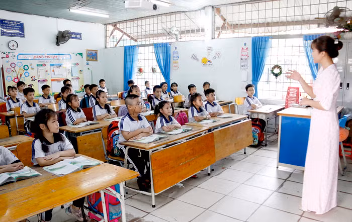 Bảo đảm số lượng, chất lượng và chế độ, chính sách đối với đội ngũ nhà giáo để đội ngũ nhà giáo yên tâm công tác, gắn bó với nghề. Ảnh minh họa: Ngân Chi.