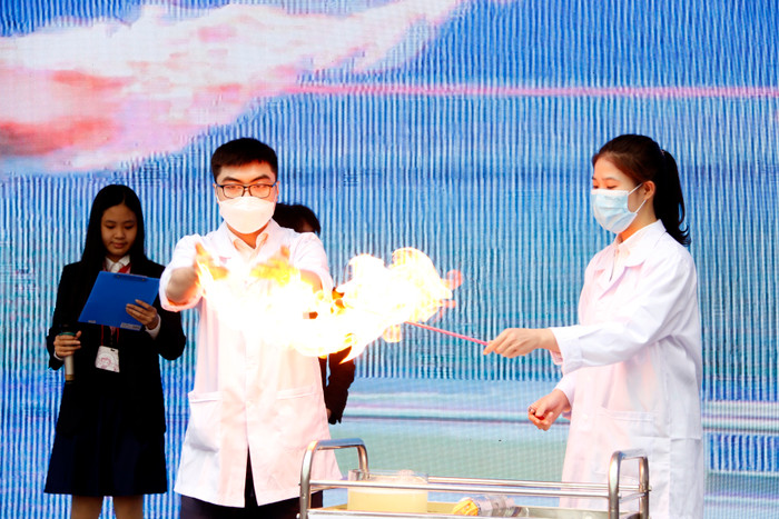 Phần trình diễn bàn tay lửa của học sinh Trường Trung học cơ sở Thanh Xuân. Phần trình diễn bàn tay lửa của học sinh Trường Trung học cơ sở Thanh Xuân.