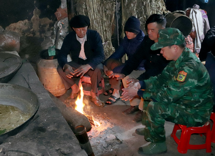 Thiếu tá Đỗ Thanh Tùng đến thăm hỏi bà con dân bản dịp cận Tết. Ảnh: Thành An.