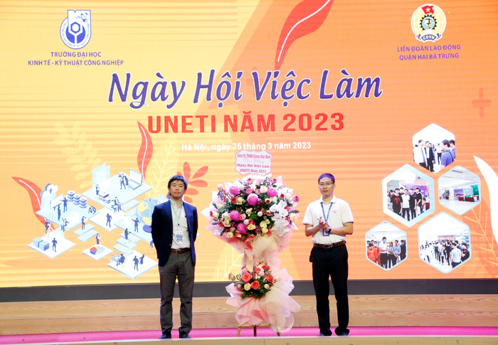 Đại diện doanh nghiệp tặng hoa chúc mừng.