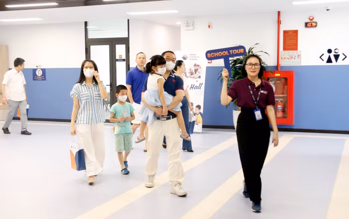 Phụ huynh tham gia School Tour - tham quan cơ sở vật chất.