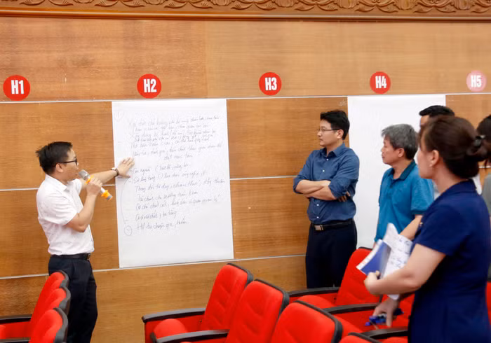 Thầy Nguyễn Văn Đạt - Trường Cao đẳng Y tế Bạch Mai trình bày ý kiến thảo luận của nhóm.