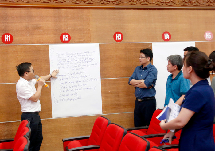 Thầy Nguyễn Văn Đạt - Trường Cao đẳng Y tế Bạch Mai trình bày ý kiến thảo luận của nhóm. Thầy Nguyễn Văn Đạt - Trường Cao đẳng Y tế Bạch Mai trình bày ý kiến thảo luận của nhóm.